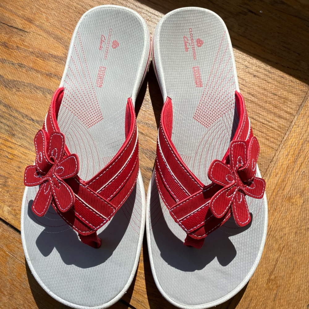 Clarks Cloudsteppers size 7 adjustable flip flops